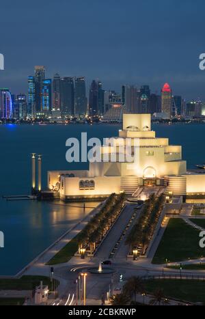 Skyline und das Museum für Islamische Kunst in Doha, Katar Stockfoto