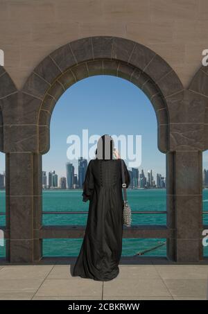 Arabische Frau fotografiert die Skyline aus dem Museum für Islamische Kunst, Doha, Katar Stockfoto