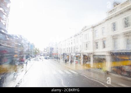 Blick auf die verregnete Londoner Straße durch das Busfenster Stockfoto