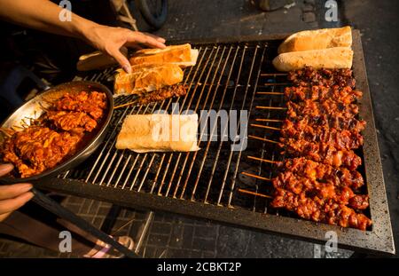 BBQ Food Stall am Straßenrand, Phnom Penh, Kambodscha, Indochina, Asien Stockfoto