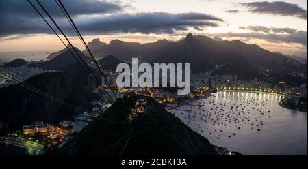 Blick auf die Seilbahn vom Zuckerhut in der Abenddämmerung, Rio De Janeiro, Brasilien Stockfoto