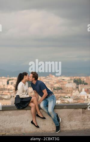 Paar küssen auf Gianicolo Hügel bei Sonnenuntergang, Rom, Italien Stockfoto