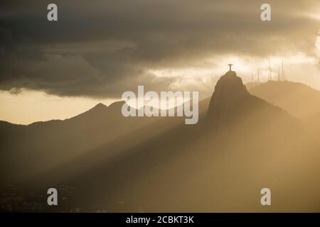 Ätherische Ansicht von Christus dem Erlöser vom Zuckerhut, Rio De Janeiro, Brasilien Stockfoto