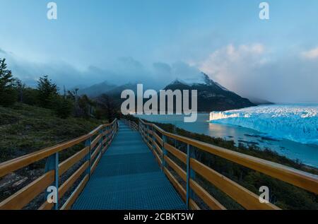 Blick auf den Perito Moreno Gletscher im Morgengrauen, Los Glaciares Nationalpark, Patagonien, Argentinien Stockfoto