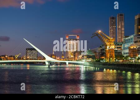 Blick auf die Docks und Puente de la Mujer Fußgängerbrücke bei Nacht, Puerto Madero, Buenos Aires, Argentinien Stockfoto