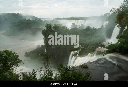 Nebel über den Iguazu Fällen, Iguazu Nationalpark, Argentinien Stockfoto