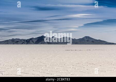 Blick auf Salzebenen und ferne Berge, Salar de Uyuni, südliches Antiplano, Bolivien, Südamerika Stockfoto