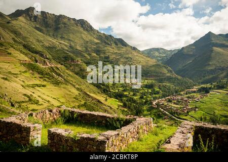 Blick von der Inka-Zitadelle der Ruinen von Pisac, Sacred Valley, Peru, Südamerika Stockfoto