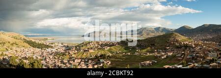 Panoramablick auf die Stadt Puno und den Titicacasee, Peru, Südamerika Stockfoto