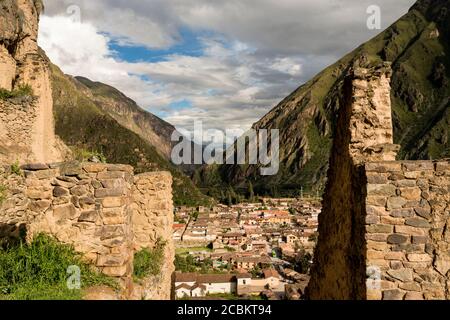 Ruinen und Ollantaytambo Dorf, Heilige Tal, Peru, Südamerika Stockfoto