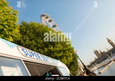 Blick auf den Eiswagen und das London Eye, South Bank, London, Großbritannien Stockfoto