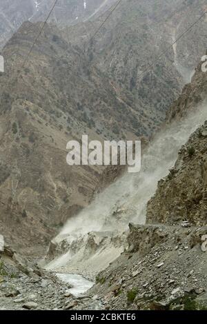 Staub gesprengt Talseite, Spiti Flusstal, Nako, Himachal Pradesh, Indien, Asien Stockfoto