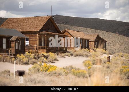 Reihe verlassene alte Häuser in Bodie Geisterstadt, Bodie Nationalpark, Kalifornien, USA Stockfoto