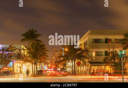 Pastellfarbene Gebäude am Ocean Drive, im berühmten Art déco-Viertel in South Beach, in der Abenddämmerung, Miami Beach, Florida, USA Stockfoto