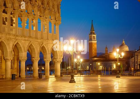 Blick auf den Markusplatz bei Nacht, Venedig, Venetien, Italien Stockfoto