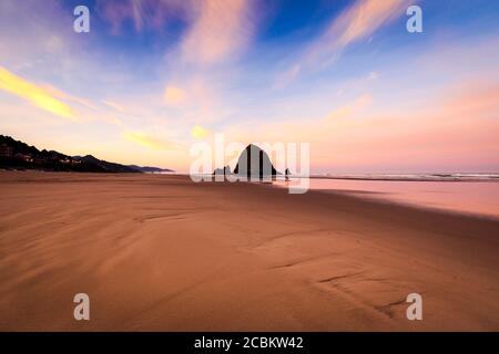 Silhouettenansicht des Heuschopfens bei Sonnenuntergang, Cannon Beach, Oregon, USA Stockfoto