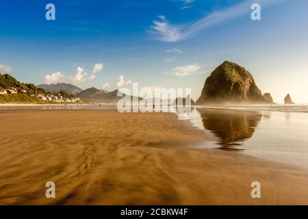 Blick auf den Heuhaufen und die Küste, Cannon Beach, Oregon, USA Stockfoto
