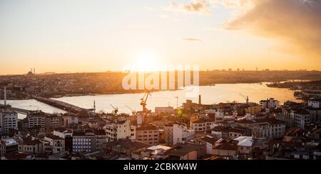 Blick über die Skyline von Istanbul vom Galata Tower bei Sonnenuntergang, Beyoglu, Istanbul, Türkei Stockfoto