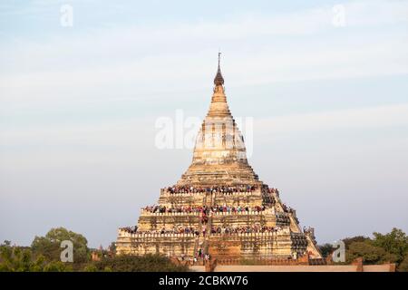 Touristen warten auf Sonnenuntergang auf Shwesandaw Pagode, Bagan, Mandalay Region, Myanmar Stockfoto