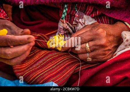 Frau mit Gebetsblumen, Durbar Platz vor dem alten königlichen Palast des ehemaligen Königreiches Kathmandu, Nepal Stockfoto