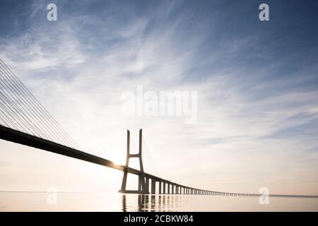 Vasco Da Gama Brücke gegen dramatischen Himmel, Tejo Fluss, Lissabon, Portugal Stockfoto