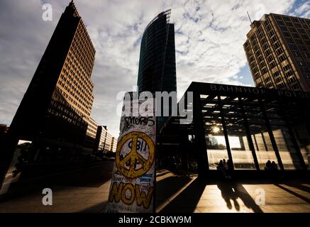 Restfragment der Berliner Mauer, Kollhoff Tower, Deutsche Bahn Tower, Ritz Carlton Hotel im Hintergrund, Deutschland Stockfoto