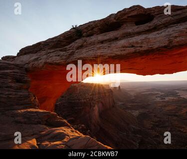 Mesa Arch im Morgengrauen, Canyonlands National Park, Utah, USA Stockfoto