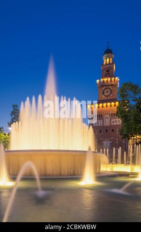 Brunnen vor dem Schloss Sforza bei Nacht, Mailand, Italien Stockfoto