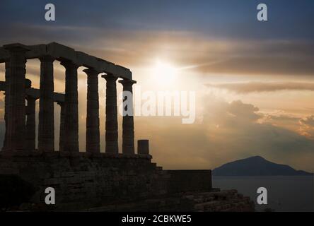 Silhouetted Tempel von Poseidon bei Sonnenuntergang, Kap Sounion, Athen, Griechenland Stockfoto
