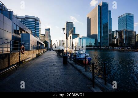 Waterfront bei Canary Wharf, London, Großbritannien Stockfoto