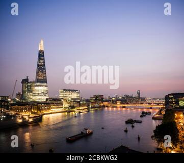 Blick auf die Themse und das Shard-Gebäude bei Nacht, London, Großbritannien Stockfoto