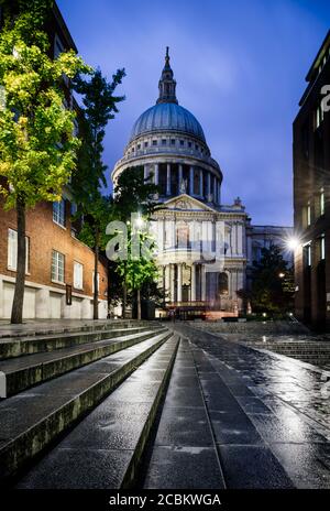 Blick auf die St. Pauls Kathedrale bei Nacht, London, Großbritannien Stockfoto