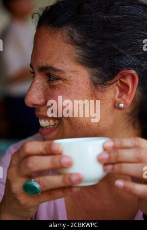 Nahaufnahme einer Frau mit einer Tasse, Yangon, Myanmar Stockfoto