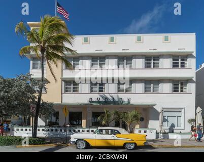 Oldtimer in einem Art déco-Hotel in Ocean Drive, Miami Beach, Florida, USA Stockfoto