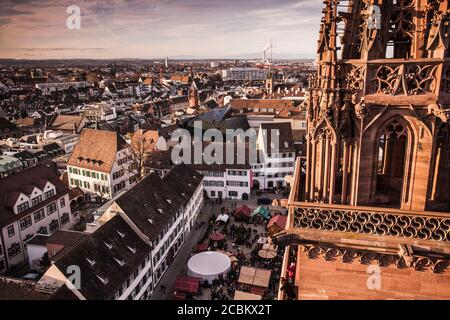 Münster Kirchturm und Blick auf den Weihnachtsmarkt, Basel, Schweiz Stockfoto