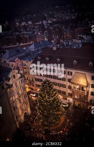 Erhöhte Ansicht mit Baum in weihnachtsmarkt Straße bei Nacht, Innsbruck, Österreich Stockfoto