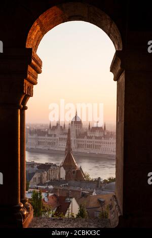 Blick von der Fischerbastei über die Donau und das ungarische Parlamentsgebäude im Morgengrauen, Budapest, Ungarn Stockfoto