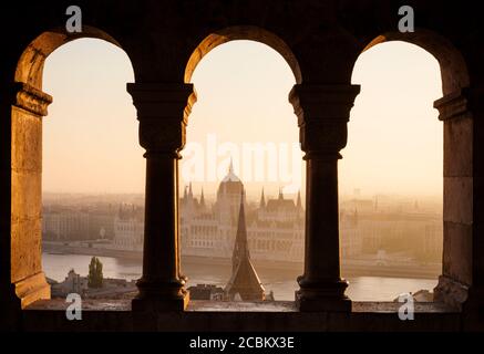 Blick von der Fischerbastei über die Donau und das ungarische Parlamentsgebäude im Morgengrauen, Budapest, Ungarn Stockfoto