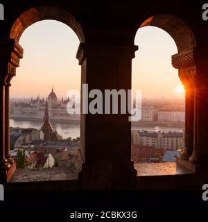 Blick von der Fischerbastei über die Donau und das ungarische Parlamentsgebäude im Morgengrauen, Budapest, Ungarn Stockfoto