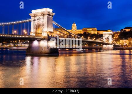 Kettenbrücke & Budaer Burg bei Nacht, Budapest, Ungarn Stockfoto
