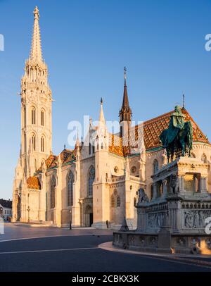 Außenansicht der Matthiaskirche im Morgengrauen, Fischerbastei, Budapest, Ungarn Stockfoto