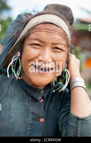 Porträt einer lächelnden älteren Frau, Shan State, Keng Tung, Burma Stockfoto