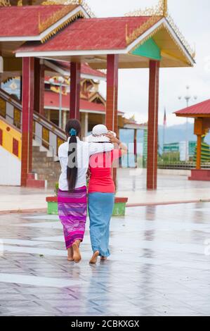 Zwei Frauen gehen, Inle See, Burma Stockfoto