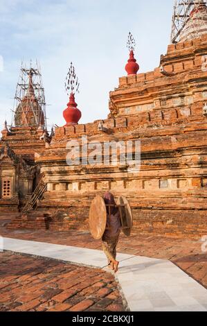 Person, die Tische trägt, Bagan, Myanmar Stockfoto