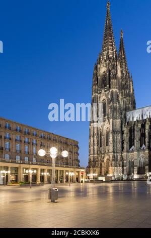 Stadtplatz und Kölner Dom bei Nacht, Köln, Deutschland Stockfoto