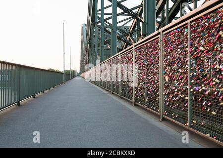 Üppige Darstellung von Liebesschlössern an der Hohenzollernbrücke, Köln, Deutschland Stockfoto