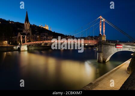 Fluss Sane, Basilika Notre-Dame de Fourviere, Eglise Saint Georges mit Passerelle Saint Georges im Vordergrund, bei Nacht, Lyon, Frankreich Stockfoto