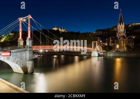 Fluss Sane, Eglise Saint Georges mit Passerelle Saint Georges im Vordergrund, bei Nacht, Lyon, Frankreich Stockfoto