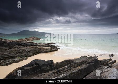 Blick südwestlich über Sound of Taransay in Richtung Kap von Ceapabhal von Geodh Mhartainn in der Nähe von Borve, South Harris, Äußere Hebriden, Schottland Stockfoto