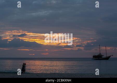 Sonnenuntergang am Surin Beach, Phuket, Thailand Stockfoto